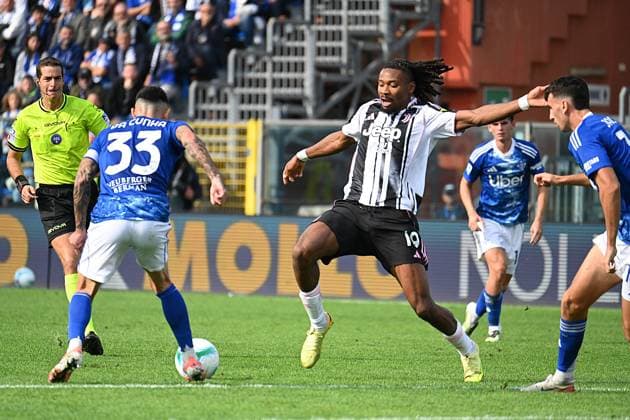 Kenan Yildiz (Fc Juventus) in action during Como 1907 vs Juventus FC, Italian soccer Serie A match in Como, Italy, October 19 2025  Copyright: xPasqualexGolia IPAxSportx xipa-agency.netx xx IPA_66816740 IPA_Agency_IPA66816740