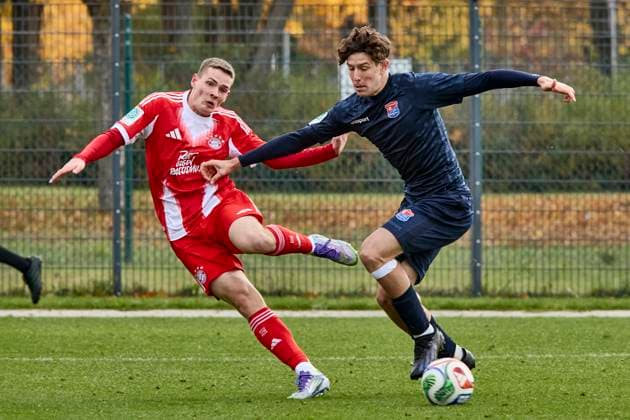 B Junioren Bundesliga U17 DFB Nachwuchsliga, FC Bayern München U17 vs SpVgg Unterhaching U17 , München FC Bayern, München FC Bayern U17 , Unterhaching SpVgg U17 , Unterhaching SpVgg, 2025 10 19 in München FC Bayern Campus HORVATH Jakob FC Bayern München U17 AB Nr 2 FCB U172 , Di SALVO Elia SpVgg Unterhaching U17 Abwehr Nr 4 UHG U174 sportworld München FC Bayern Campus Bayern Germany