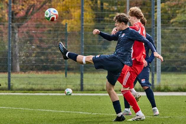 B Junioren Bundesliga U17 DFB Nachwuchsliga, FC Bayern München U17 vs SpVgg Unterhaching U17 , München FC Bayern, München FC Bayern U17 , Unterhaching SpVgg U17 , Unterhaching SpVgg, 2025 10 19 in München FC Bayern Campus Di SALVO Elia SpVgg Unterhaching U17 Abwehr Nr 4 UHG U174 , von TAUBE Philipp FC Bayern München U17 ST Nr 10 FCB U1710 sportworld München FC Bayern Campus Bayern Germany