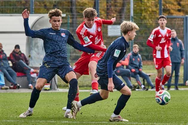 B Junioren Bundesliga U17 DFB Nachwuchsliga, FC Bayern München U17 vs SpVgg Unterhaching U17 , München FC Bayern, München FC Bayern U17 , Unterhaching SpVgg U17 , Unterhaching SpVgg, 2025 10 19 in Munich FC Bayern Campus KORBER Jascha SpVgg Unterhaching U17 right winger Nr 9 UHG U179 , SCHAFF Simon FC Bayern München U17 MF Nr 8 FCB U178 , RAPP Laurin SpVgg Unterhaching U17 midfield Nr 6 UHG U176 sportworld München FC Bayern Campus Bayern Germany