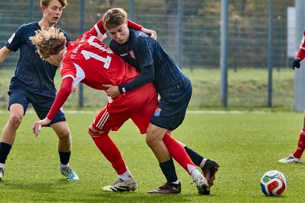B Junioren Bundesliga U17 DFB Nachwuchsliga, FC Bayern München U17 vs SpVgg Unterhaching U17 , München FC Bayern, München FC Bayern U17 , Unterhaching SpVgg U17 , Unterhaching SpVgg, 2025 10 19 in München FC Bayern Campus von TAUBE Philipp FC Bayern München U17 ST Nr 10 FCB U1710 , BORNE Ferdinand SpVgg Unterhaching U17 Innenverteidiger Nr 5 UHG U175 sportworld München FC Bayern Campus Bayern Deutschland