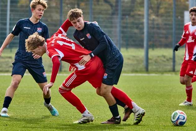 B Junioren Bundesliga U17 DFB Nachwuchsliga, FC Bayern München U17 vs SpVgg Unterhaching U17 , München FC Bayern, München FC Bayern U17 , Unterhaching SpVgg U17 , Unterhaching SpVgg, 2025 10 19 in München FC Bayern Campus von TAUBE Philipp FC Bayern München U17 ST Nr 10 FCB U1710 , BORNE Ferdinand SpVgg Unterhaching U17 Innenverteidiger Nr 5 UHG U175 sportworld München FC Bayern Campus Bayern Deutschland