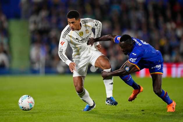 Getafe CF v Real Madrid CF - LaLiga EA Sports Jude Bellingham central midfield of Real Madrid and England and Dakonam Djene centre-back of Getafe and Togo compete for the ball during the LaLiga EA Sports match between Getafe CF and Real Madrid CF at Coliseum on October 19, 2025 in Getafe, Spain. Getafe Madrid Spain  Copyright: xJosexBretonx originalFilename:bretonhernandez-getafecf251019_npDtq.jpg