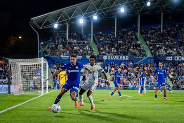 Getafe CF v Real Madrid CF - LaLiga EA Sports Kiko Femenia of Getafe CF (L) fights for the ball against Rodrygo Goes of Real Madrid (R) during the LaLiga EA Sports football match between Getafe CF and Real Madrid CF at Coliseum Alfonso Perez on October 19, 2025 in Getafe, Spain. Getafe Coliseum Alfonso Perez Madrid Spain Copyright: xAlbertoxGardinx AGardin_20251019_Foot_Liga_Geta_ReaMad_0402