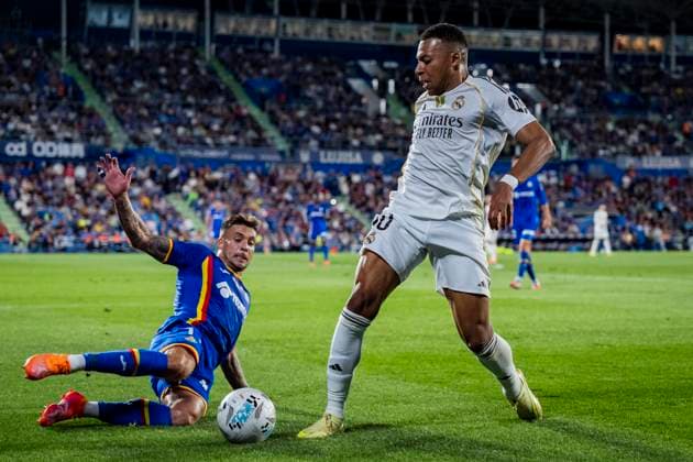 Getafe CF v Real Madrid CF - LaLiga EA Sports Kylian Mbappe of Real Madrid (R) fights for the ball against Kiko Femenia of Getafe CF (L) during the LaLiga EA Sports football match between Getafe CF and Real Madrid CF at Coliseum Alfonso Perez on October 19, 2025 in Getafe, Spain. Getafe Coliseum Alfonso Perez Madrid Spain Copyright: xAlbertoxGardinx AGardin_20251019_Foot_Liga_Geta_ReaMad_0420
