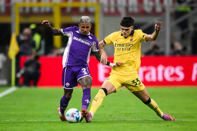 AC Milan v ACF Fiorentina - Serie A Dodo of ACF Fiorentina competes for the ball with Davide Bartesaghi of AC Milan during the Serie A football match between AC Milan and ACF Fiorentina. Milan Italy Copyright: xNicolòxCampox