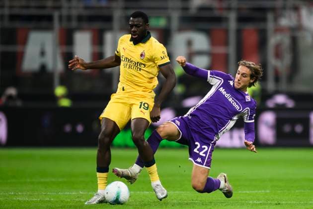 AC Milan v ACF Fiorentina - Serie A Youssouf Fofana of AC Milan is tackled by Jacopo Fazzini of ACF Fiorentina during the Serie A football match between AC Milan and ACF Fiorentina. Milan Italy Copyright: xNicolòxCampox