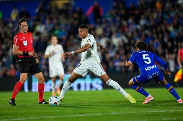 ESP: Getafe CF - Real Madrid CF. La Liga EA Sports. Date 9 Kylian Mbappe of Real Madrid CF and Luis Milla of Getafe CF during the La Liga EA Sports match between Getafe CF and Real Madrid CF played at Coliseum Stadium on October 19, 2025 in Madrid. kpng Copyright: xCesarxCebollax xPRESSINx PS_2501019_GET_RMA_2526_009
