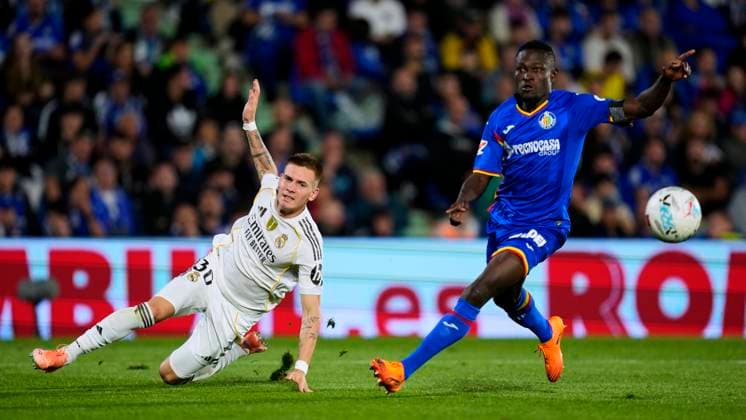 ESP: Getafe CF - Real Madrid CF. La Liga EA Sports. Date 9 Franco Mastantuono of Real Madrid CF and Dakoman Djene of Getafe CF during the La Liga EA Sports match between Getafe CF and Real Madrid CF played at Coliseum Stadium on October 19, 2025 in Madrid. kpng Copyright: xCesarxCebollax xPRESSINx PS_2501019_GET_RMA_2526_044