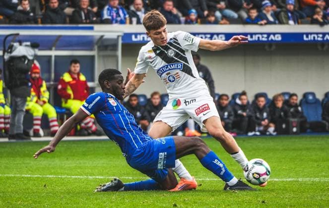 Football Austria, Admiral Bundesliga 2025 2026, Matchday 10 FC Blau Weiss Linz vs SK Sturm Graz Hofmann Personal Stadion Donauparkstadion Linz Filip Rozga SK Sturm Graz, 8 Copyright: xLukasxBierederx