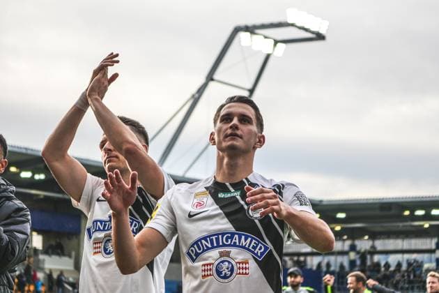 Football Austria, Admiral Bundesliga 2025 2026, Matchday 10 FC Blau Weiss Linz vs SK Sturm Graz Hofmann Personal Stadion Donauparkstadion Linz SK Sturm Graz celebrates with the fans after the 4 3 away win Leon Grgic SK Sturm Graz, 38 Copyright: xLukasxBierederx