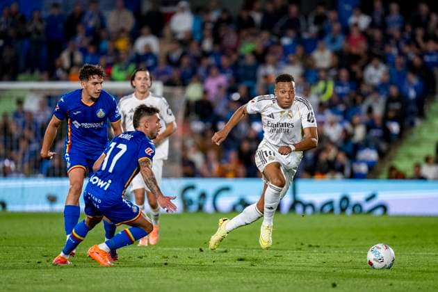 Getafe CF v Real Madrid CF - LaLiga EA Sports Kylian Mbappe of Real Madrid (R) is in action with the ball defended by Kiko Femenia of Getafe CF (R) during the LaLiga EA Sports football match between Getafe CF and Real Madrid CF at Coliseum Alfonso Perez on October 19, 2025 in Getafe, Spain. Getafe Coliseum Alfonso Perez Madrid Spain Copyright: xAlbertoxGardinx AGardin_20251019_Foot_Liga_Geta_ReaMad_0447
