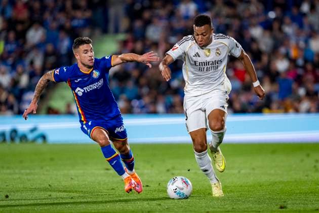Getafe CF v Real Madrid CF - LaLiga EA Sports Kylian Mbappe of Real Madrid (R) is in action with the ball defended by Kiko Femenia of Getafe CF (R) during the LaLiga EA Sports football match between Getafe CF and Real Madrid CF at Coliseum Alfonso Perez on October 19, 2025 in Getafe, Spain. Getafe Coliseum Alfonso Perez Madrid Spain Copyright: xAlbertoxGardinx AGardin_20251019_Foot_Liga_Geta_ReaMad_0452