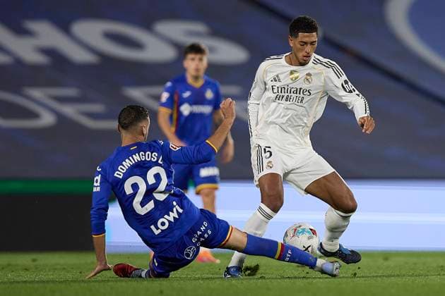 Jude Bellingham (Real Madrid CF) and Domingos Duarte (Getafe CF) battle for the ball during the LaLiga EA Sports match between Getafe CF v Real Madrid at Coliseum on October 19, 2025 in Getafe, Spain. (Photo by Manu Reino DeFodi Images) Jude Bellingham Real Madrid CF and Domingos Duarte Getafe CF battle for the ball during the LaLiga EA Sports match between Getafe CF v Real Madrid at Coliseum on October 19, 2025 in Getafe, Spain Photo by Manu Reino DeFodi Images