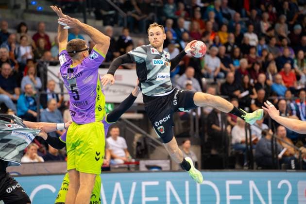 Handball I Men I Season 2025 2026 I Bundesliga I 9 Matchday I TVB Stuttgart Füchse Berlin I 19 10 2025 Mathias Gidsel 19, Füchse Berlin throwing over the block of Antonio Serradilla Cuenca 5, TVB Stuttgart Stuttgart Porsche Arena Baden Württemberg Germany Copyright: xLobeca MaxxPetershansx