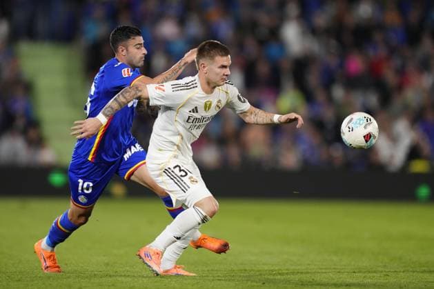 Getafe CF v Real Madrid CF - LaLiga EA Sports GETAFE, SPAIN - OCTOBER 19: Franco Mastantuono right winger Argentina and Diego Rico left-back of Getafe and Spain compete for the ball during the LaLiga EA Sports match between Getafe CF and Real Madrid CF at Coliseum on October 19, 2025 in Getafe, Spain. Jose Hernandez Anadolu Madrid Spain. Editorial use only. Please get in touch for any other usage.  Copyright: x2025xAnadoluxJosexHernandezx