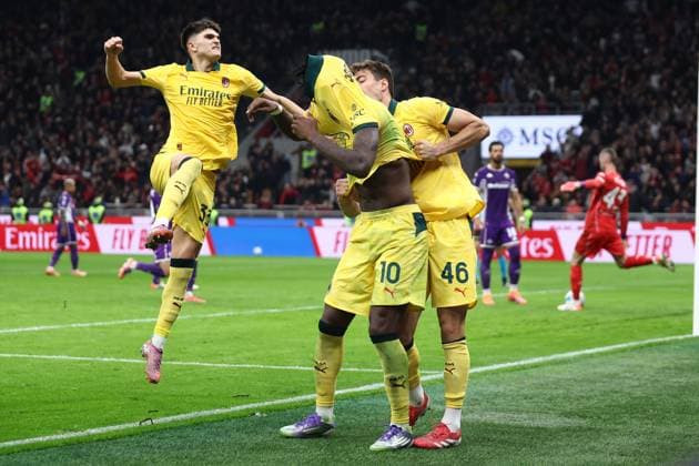 Rafael Leao (Ac Milan) celebrates after scoring his team s second goal with team mates, Serie A, AC Milan v ACF Fiorentina, Giuseppe Meazza, October 19, 2025, Milan, Italy.