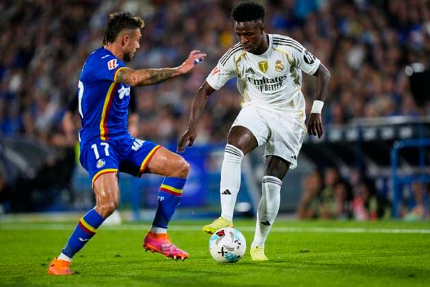 ESP: Getafe CF - Real Madrid CF. La Liga EA Sports. Date 9 Vinicius Junior of Real Madrid CF and Kiko Femenia of Getafe CF during the La Liga EA Sports match between Getafe CF and Real Madrid CF played at Coliseum Stadium on October 19, 2025 in Madrid. kpng Copyright: xCesarxCebollax xPRESSINx PS_2501019_GET_RMA_2526_053