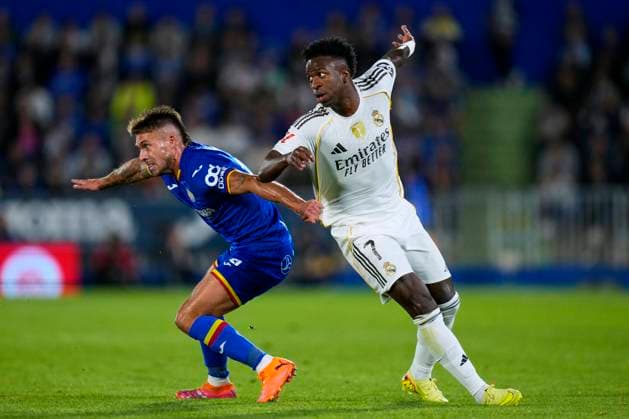 ESP: Getafe CF - Real Madrid CF. La Liga EA Sports. Date 9 Vinicius Junior of Real Madrid CF and Kiko Femenia of Getafe CF during the La Liga EA Sports match between Getafe CF and Real Madrid CF played at Coliseum Stadium on October 19, 2025 in Madrid. kpng Copyright: xCesarxCebollax xPRESSINx PS_2501019_GET_RMA_2526_060