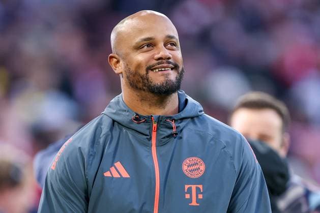18 10 2025, Football, FC Bayern München Borussia Dortmund, 1 Fußball Bundesliga, 7 Matchday, Allianz Arena, Season 2025 2026 Head coach Vincent Kompany FC Bayern Muenchen hc lachend lächelt DFB regulations prohibit any use of photographs as image sequences and or quasi video Bayern Germany