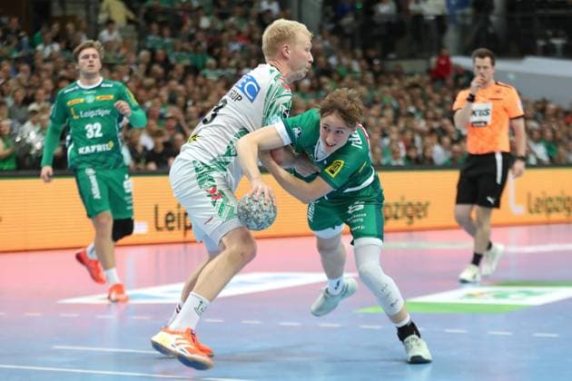 Handball DAIKIN HBL SC DHfK Leipzig SC Magdeburg 19 10 2025 Magnus Saugstrup 23, SC Magdeburg vs Caspar Gauer 25, SC DHfK Leipzig Handball, DAIKIN HBL, 1 Bundesliga, Season 2025 2026, Matchday 9 SC DHfK Leipzig vs SC Magdeburg on 19 10 2025 at Quarterback Immobilien Arena Leipzig Copyright: xBEAUTIFULxSPORTS JanxKaeferx