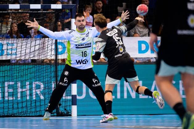 Stuttgart HBL 25 26 TVB Stuttgart Fuechse Berlin Goalkeeper Miljan Vujovic Stuttgart , Tobias Grondahl Berlin Stuttgart Porsche Arena Baden Württemberg Germany