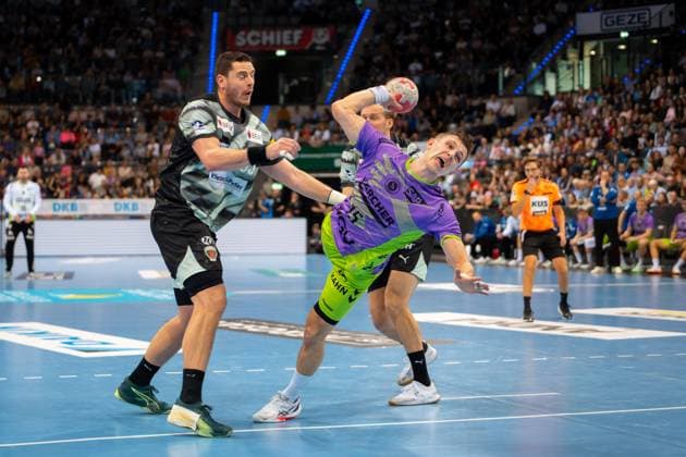 Handball I Men I Season 2025 2026 I Bundesliga I 9 Matchday I TVB Stuttgart Füchse Berlin I 19 10 2025 Simone Mengon 15, TVB Stuttgart throwing, Mijajlo Marsenic 93, Füchse Berlin defending Stuttgart Porsche Arena Baden Württemberg Germany Copyright: xLobeca MaxxPetershansx
