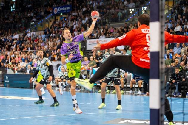 Handball I Men I Season 2025 2026 I Bundesliga I 9 Matchday I TVB Stuttgart Füchse Berlin I 19 10 2025 Kai Häfner 34, TVB Stuttgart im Wurf Stuttgart Porsche Arena Baden Württemberg Germany Copyright: xLobeca MaxxPetershansx