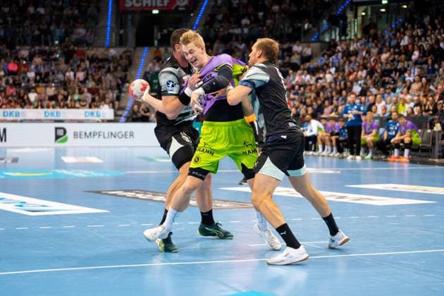 Handball I Men I Season 2025 2026 I Bundesliga I 9 Matchday I TVB Stuttgart Füchse Berlin I 19 10 2025 Torben Matzken 22, TVB Stuttgart im Wurf Stuttgart Porsche Arena Baden Württemberg Germany Copyright: xLobeca MaxxPetershansx