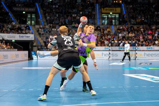 Handball I Men I Season 2025 2026 I Bundesliga I 9 Matchday I TVB Stuttgart Füchse Berlin I 19 10 2025 Simone Mengon 15, TVB Stuttgart im Wurf Stuttgart Porsche Arena Baden Württemberg Germany Copyright: xLobeca MaxxPetershansx