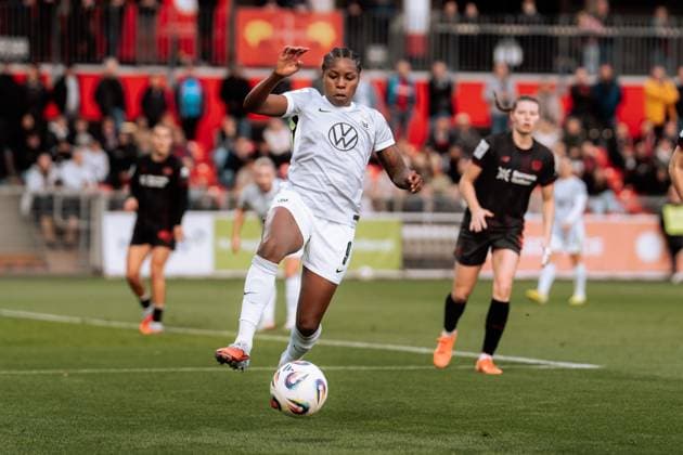 19 10 25, Women, Football, Google Pixel Women Bundesliga, Season 2025 2026, Bayer 04 Leverkusen VfL Wolfsburg, 7 Matchday Lineth Beerensteyn 9 VfL Wolfsburg reaches a ball Leverkusen Ulrich Haberland Stadion NRW Germany