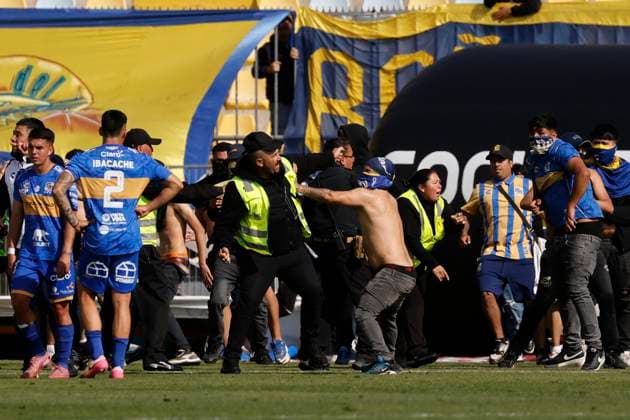 Futbol, Everton vs Universidad Catolica. Fecha 24, Liga de Primera 2025. Hinchas de Everton entran al campo durante un partido de la Liga de Primera contra Universidad Catolica realizado en el estadio Sausalito de Vina del Mar, Chile. 19 10 2025 Sebastian Cisternas Photosport Football, Everton vs Universidad Catolica. 24th turn, First division league. Everton™s fans enter the field during a first division match against Universidad Catolica at the Sausalito stadium in Vina del Mar, Chile. 19 10 2025 Sebastian Cisternas Photosport Everton vs Universidad Catolica, campeonato 2025 