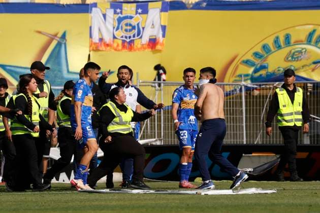 Futbol, Everton vs Universidad Catolica. Fecha 24, Liga de Primera 2025. Hinchas de Everton entran al campo durante un partido de la Liga de Primera contra Universidad Catolica realizado en el estadio Sausalito de Vina del Mar, Chile. 19 10 2025 Sebastian Cisternas Photosport Football, Everton vs Universidad Catolica. 24th turn, First division league. Everton™s fans enter the field during a first division match against Universidad Catolica at the Sausalito stadium in Vina del Mar, Chile. 19 10 2025 Sebastian Cisternas Photosport Everton vs Universidad Catolica, campeonato 2025 