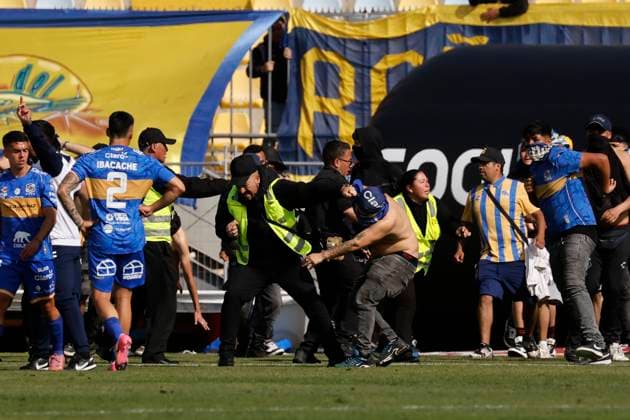 Futbol, Everton vs Universidad Catolica. Fecha 24, Liga de Primera 2025. Hinchas de Everton entran al campo durante un partido de la Liga de Primera contra Universidad Catolica realizado en el estadio Sausalito de Vina del Mar, Chile. 19 10 2025 Sebastian Cisternas Photosport Football, Everton vs Universidad Catolica. 24th turn, First division league. Everton™s fans enter the field during a first division match against Universidad Catolica at the Sausalito stadium in Vina del Mar, Chile. 19 10 2025 Sebastian Cisternas Photosport Everton vs Universidad Catolica, campeonato 2025 