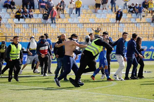 Futbol, Everton vs Universidad Catolica. Fecha 24, campeonato nacional 2025. Hinchas de Everton provocan desmanes durante el partido de primera division entre Everton y Universidad Catolica realizado en el estadio Sausalito de Vina del Mar, Chile. 19 10 2025 Raul Zamora Photosport Football, Everton vs Universidad Catolica. 24th round, 2025 national championship. Everton™s fans gets a riot during the first division match between everton and Universidad Catolica at the Sausalito stadium in Vina del Mar, Chile. 19 10 2025 Raul Zamora Photosport Everton vs Universidad Catolica, campeonato 2025 