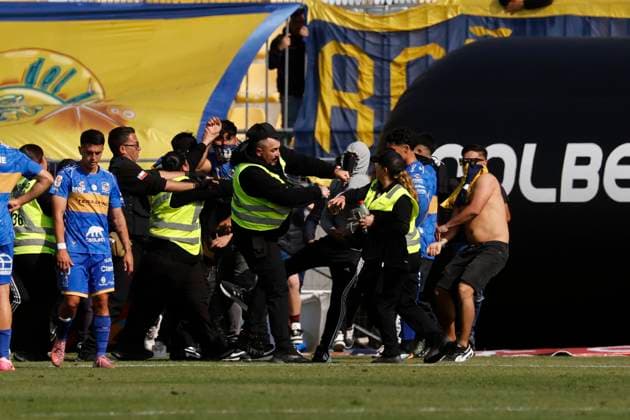 Futbol, Everton vs Universidad Catolica. Fecha 24, Liga de Primera 2025. Hinchas de Everton entran al campo durante un partido de la Liga de Primera contra Universidad Catolica realizado en el estadio Sausalito de Vina del Mar, Chile. 19 10 2025 Sebastian Cisternas Photosport Football, Everton vs Universidad Catolica. 24th turn, First division league. Everton™s fans enter the field during a first division match against Universidad Catolica at the Sausalito stadium in Vina del Mar, Chile. 19 10 2025 Sebastian Cisternas Photosport Everton vs Universidad Catolica, campeonato 2025 