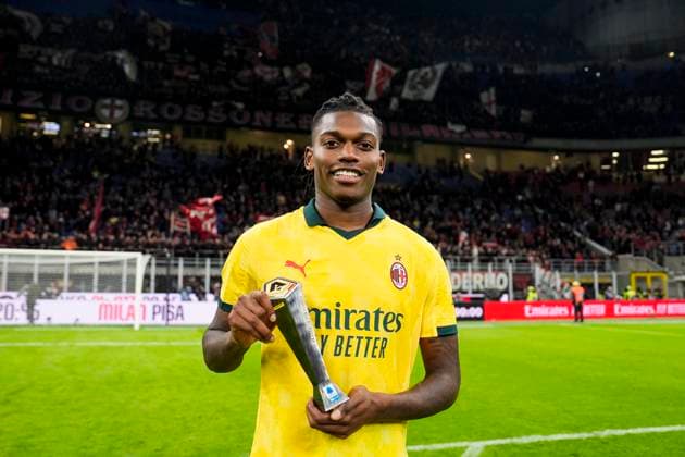 AC MilanÕs Rafael Leao player of the match after the Serie A soccer match between Milan and Fiorentina at the San Siro Stadium in Milan, Italy - October 19, 2025. - Soccer  Copyright: xFabioxFerrari LaPressex