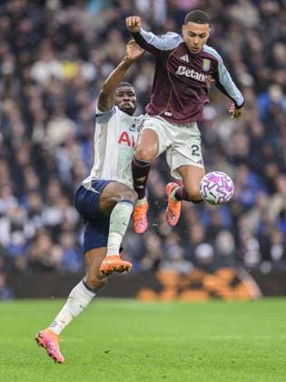 London, England, October 19, 2025: Tottenham Hotspur s Kevin Danso (left) battles with Aston Villa s Morgan Rogers (right) during the Premier League match between Tottenham Hotspur and Aston Villa at the Tottenham Hotspur Stadium in London, England. (Photo by David Horton Sports Press Photo)  Copyright: xDavidxHorton SportsxPressxPhotox Sportspressphoto_SPR45362