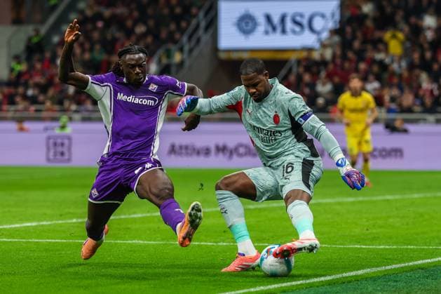 Mike Maignan of AC Milan competes for the ball with Moise Kean of ACF Fiorentina during Serie A 2025 26 football match between AC Milan and ACF Fiorentina at San Siro Stadium in Milan  Copyright: xFabrizioxCarabelli IPAxSportx xipa-agency.netx xx IPA_66829910 IPA_Agency_IPA66829910