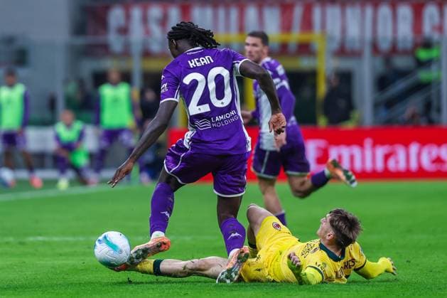 Moise Kean of ACF Fiorentina competes for the ball with Alexis Saelemaekers of AC Milan during Serie A 2025 26 football match between AC Milan and ACF Fiorentina at San Siro Stadium in Milan  Copyright: xFabrizioxCarabelli IPAxSportx xipa-agency.netx xx IPA_66829936 IPA_Agency_IPA66829936