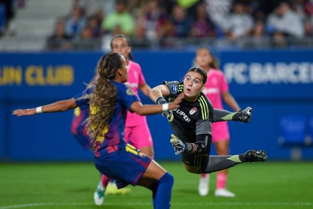 FC Barcelona, Barca v GRANADA CF. JOHAN CRUYFF STADIUM,BARCELONA. October 19,2025 FC BARCELONA vs GRANADA CF. October 19,2025 Laura Sanchez goalkeeper of Granada CF and Vicky Lopez (19) of FC Barcelona during the match between FC Barcelona and Granada CF corresponding to the eighth day of the La Liga F Moeve at the Johan Cruyff Stadium in Barcelona, Spain, on October 19, 2025. Barcelona ESP Copyright: xS.xRosx