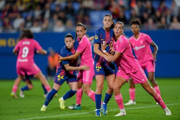FC Barcelona, Barca v GRANADA CF. JOHAN CRUYFF STADIUM,BARCELONA. October 19,2025 FC BARCELONA vs GRANADA CF. October 19,2025 Clara Serrajordi (16) of FC Barcelona vies with A. Gomez (11) of Granada CF during the match between FC Barcelona and Granada CF corresponding to the eighth day of the La Liga F Moeve at the Johan Cruyff Stadium in Barcelona, Spain, on October 19, 2025. Barcelona ESP Copyright: xS.xRosx