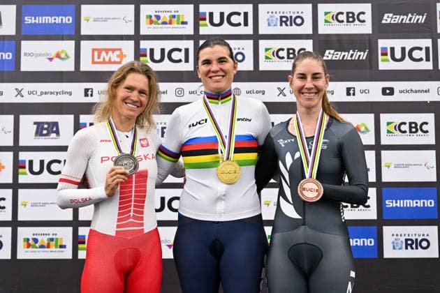 2025 UCI Para-Cycling Track World Championships Picture by Simon Wilkinson SWpix.com - 19 10 2025 - Cycling - 2025 UCI Para-Cycling Track World Championships - Rio Olympic Velodrome, Rio de Janeiro, Brazil - WC5 10km Scratch Race Podium - Claudia Cretti (Italy) receiving the Gold Medal to become World Champion with Anna Harkowska (Poland) receiving the Silver Medal and Nicole Murray (New Zealand) receiving the Bronze Medal Copyright: x xSWpix.comx(t axPhotographyxHubxLtd)xSimonxWilkinson SWpix.comx SWP-3030-10295