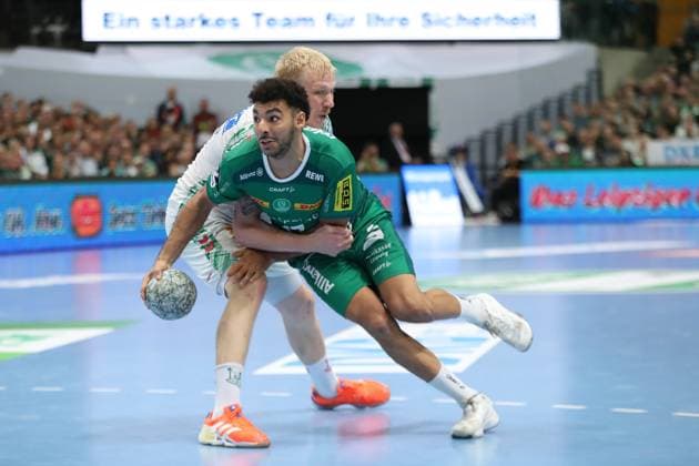 Handball DAIKIN HBL SC DHfK Leipzig SC Magdeburg 19 10 2025 Ahmed Khairi 17, SC DHfK Leipzig prevails against Magnus Saugstrup 23, SC Magdeburg Handball, DAIKIN HBL, 1 Bundesliga, Season 2025 2026, Matchday 9 SC DHfK Leipzig vs SC Magdeburg on 19 10 2025 at Quarterback Immobilien Arena Leipzig Copyright: xBEAUTIFULxSPORTS JanxKaeferx