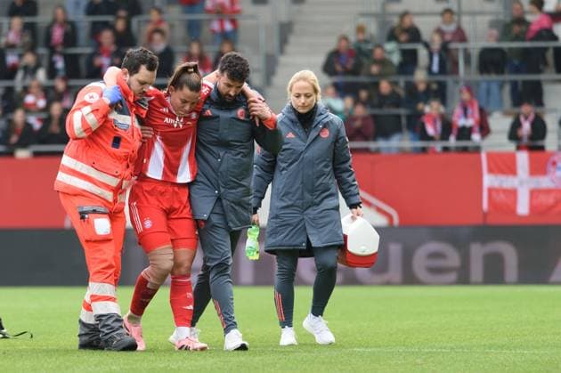 Injured Lena Oberdorf (8 FC Bayern Munich) limping off the pitch during the Google Pixel Frauen-Bundesliga match between FC Bayern Munich and 1.FC Cologne at FC Bayern Campus Munich, Germany. Copyright: xSvenxBeyrich SPPx Sportspressphoto_SPR45391