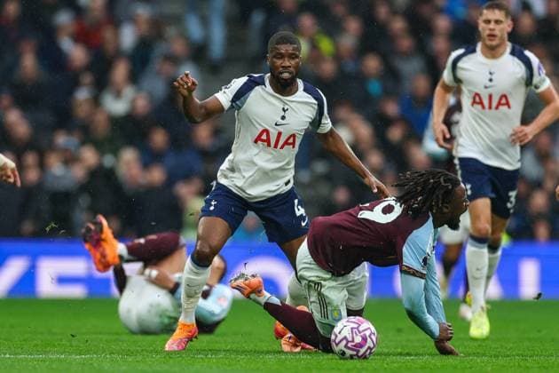Tottenham Hotspur v Aston Villa Premier League 19 10 2025. Tottenham Hotspur defender Kevin Danso (4) fouls Aston Villa forward Evann Guessand (29) during the Premier League match between Tottenham Hotspur and Aston Villa at Tottenham Hotspur Stadium, London, United Kingdom on 19 October 2025. London Tottenham Hotspur Stadium London United Kingdom Editorial use only DataCo restrictions apply See www.football-dataco.com , Copyright: xToyinxOshodix PSI-23050-0121
