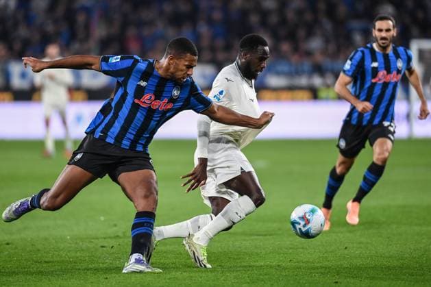 DIA Boulaye (SS Lazio) in action hindered by HIEN Isak (Atalanta Bc) during Atalanta BC vs SS Lazio, Italian soccer Serie A match in Bergamo, Italy, October 19 2025  Copyright: xGianlucaxRicci IPAxSportx xipa-agency.netx xx IPA_66831697 IPA_Agency_IPA66831697
