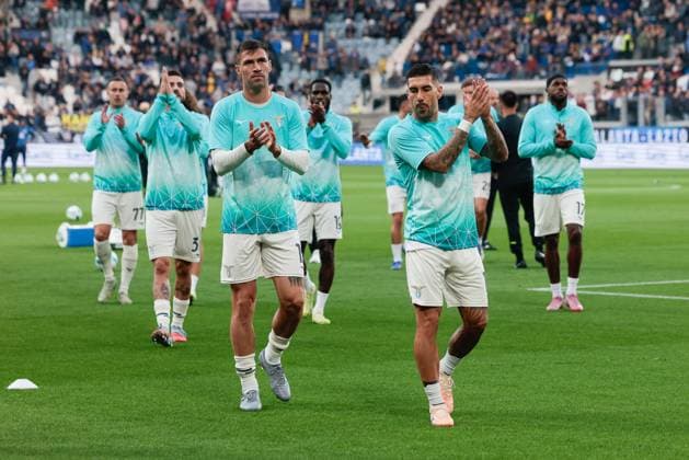 October 19, 2025, Bergamo, Italy: Mattia Zaccagni of S.S. Lazio applauds the fans during the Italian Serie A soccer match between Atalanta BC Vs SS Lazio at New Balance Arena. Final score Atalanta BC 0 : 0 S S Lazio Bergamo Italy - ZUMAs197 20251019_aaa_s197_325 Copyright: xEmanuelexPennacchiox