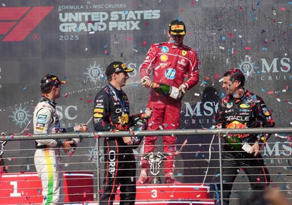 FORMULA 1 MSC CRUISES UNITED STATES GRAND PRIX 2025 19 10 2025, Circuit of The Americas, Austin, FORMULA 1 MSC CRUISES UNITED STATES GRAND PRIX 2025 , in the picture winner Max Verstappen NLD , Oracle Red Bull Racing, 2nd place for Lando Norris GBR , McLaren F1 Team, 3rd place for Charles Leclerc MCO , Scuderia Ferrari HP, chief mechanic Chris Gent Oracle Red Bull Racing nordphotoxGmbHx xBratic nph00250