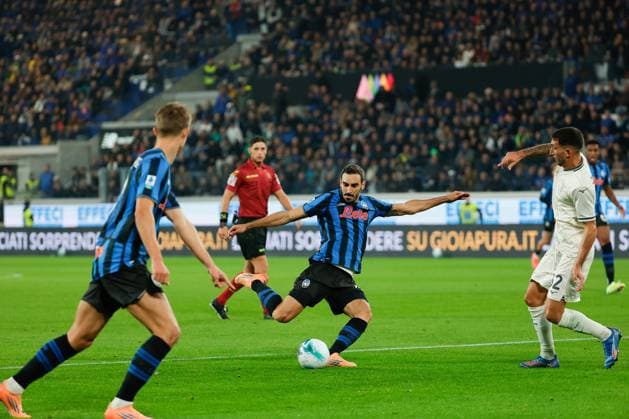 October 19, 2025, Bergamo, Italy: Davide Zappacosta of Atalanta BC shoots seen in action during the Italian Serie A soccer match between Atalanta BC Vs SS Lazio at New Balance Arena. Final score Atalanta BC 0 : 0 S S Lazio Bergamo Italy - ZUMAs197 20251019_aaa_s197_334 Copyright: xEmanuelexPennacchiox